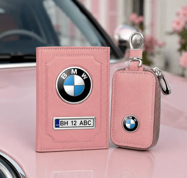 Portofel personalizat pentru acte auto, cu siglă și număr de înmatriculare – roz